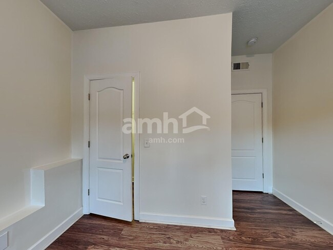 Building Photo - 1409 Napa Pt W