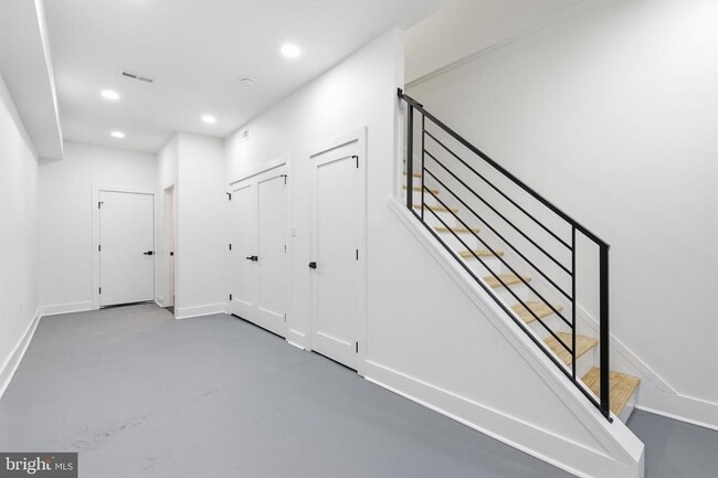 Building Photo - 147 Jones St
