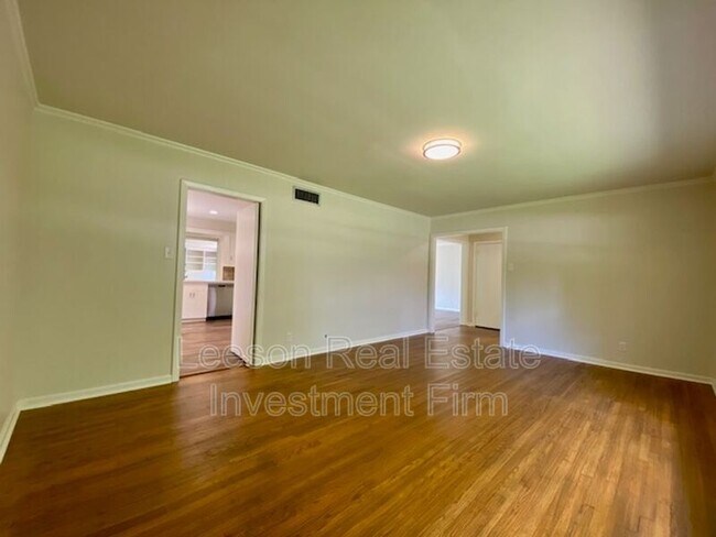Building Photo - 208 Bruce Ave