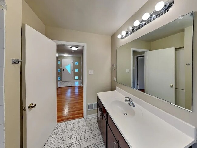 Building Photo - 10125 Kent St