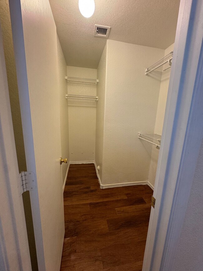 Building Photo - 813 E Amabisca Cir