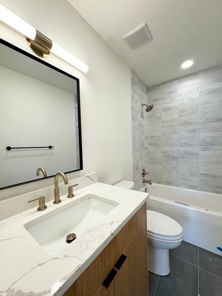 Building Photo - 537 E 19th St