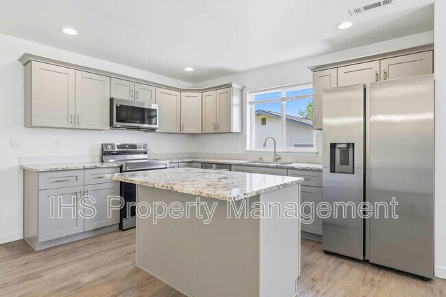Building Photo - 714 W 13th St