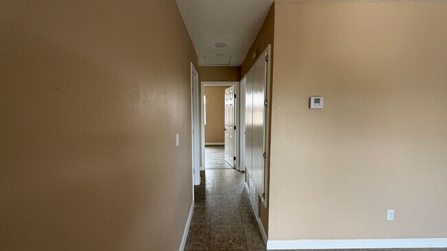 Building Photo - Two Bedroom One Bathroom Apartment in San Bernardino!