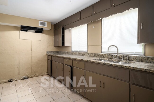 Building Photo - 1156 Skyline Dr