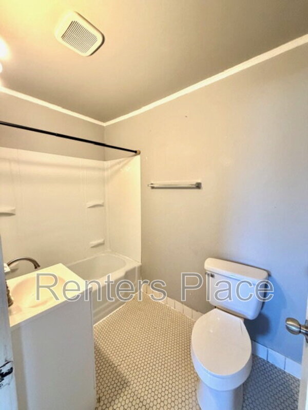 Building Photo - 2915 E Easton St