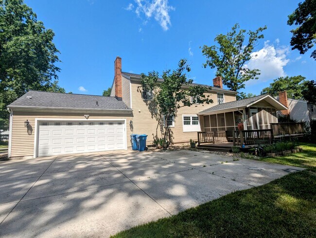 Building Photo - Center Hall Colonial for rent in Hudson!