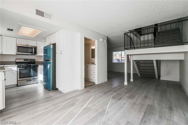 Building Photo - 200 Bel Port Dr