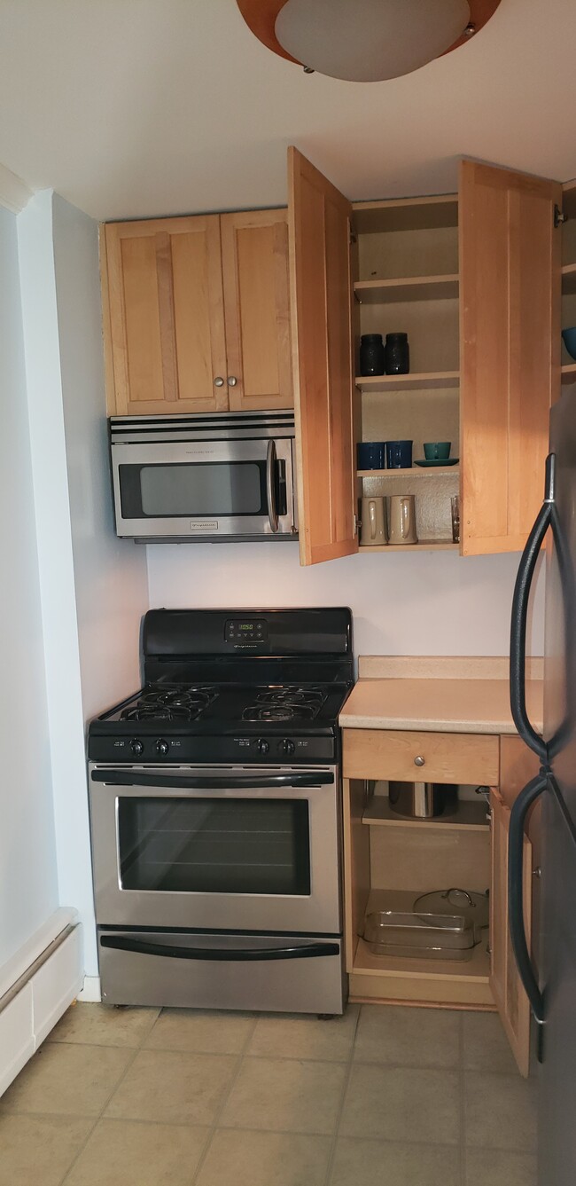 Gas stove, oven, hood and microwave - 490 M St SW