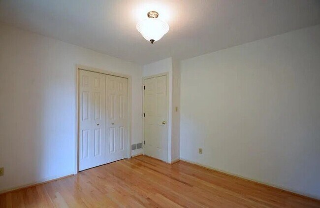 Building Photo - 614 Stivers Rd