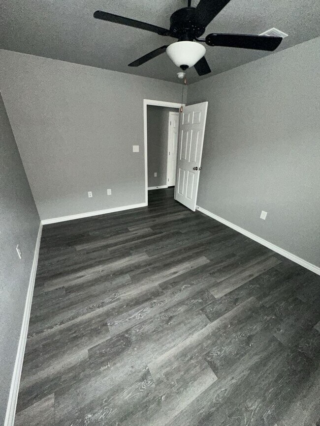 Building Photo - AVAILABLE NOW! (SECTION 8 ACCEPTED)