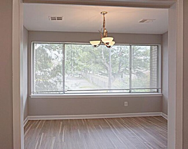 Building Photo - Beautifully Remodel Top-Level Condo!