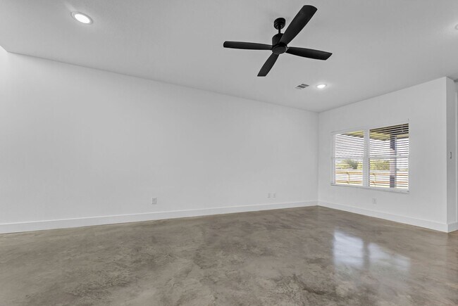 Building Photo - MOVE IN SPECIALS
