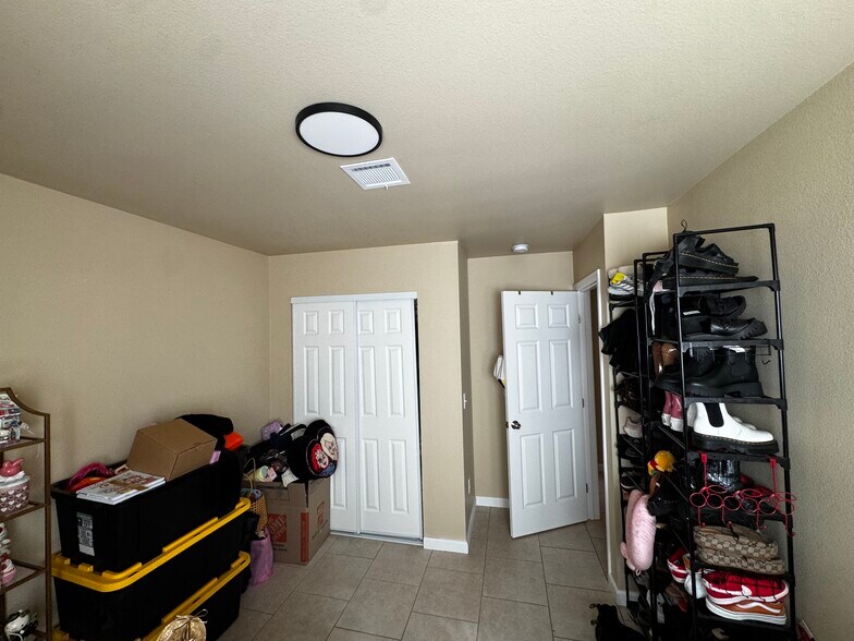 Building Photo - 879 N Mountain View Ave