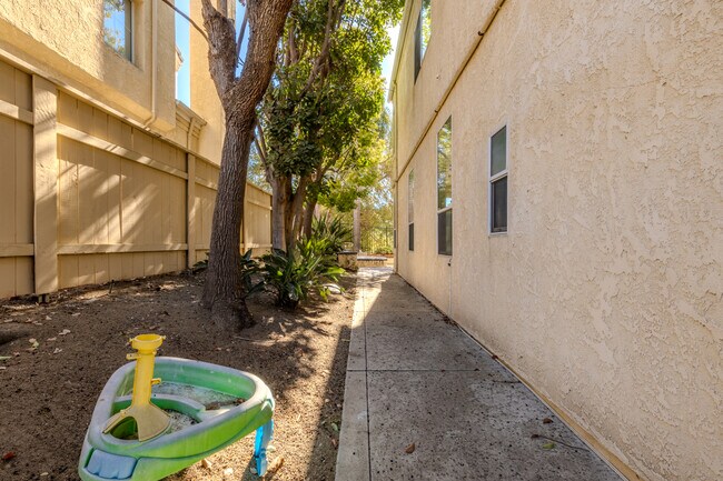 Building Photo - 11671 Boulton Ave