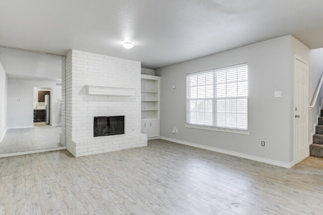 Building Photo - Two Story, 2 Bed / 1.5 Bath Duplex with Mo...