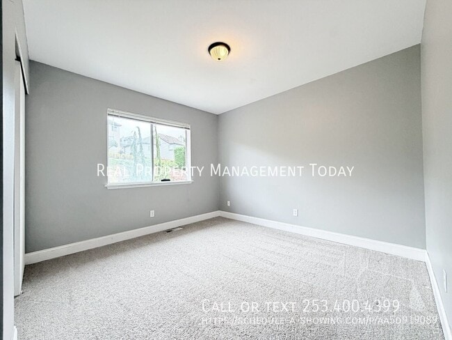 Building Photo - 4914 Norpoint Way NE