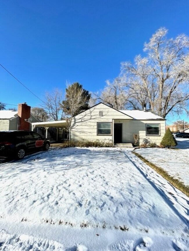 Building Photo - Charming Downtown Redmond Home with Huge Fenced Yard & Garage!