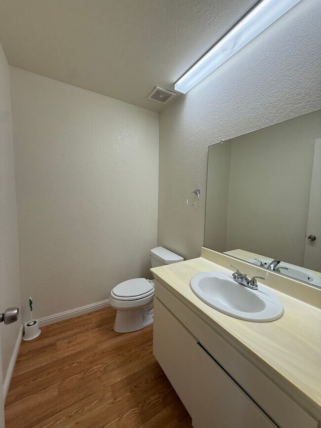 Building Photo - Quail Meadows Upstairs Condo