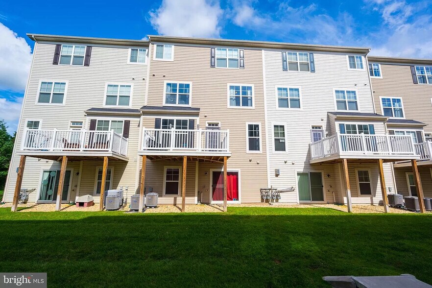 1st floor Exterior - back - 25239 Laureldale Ter