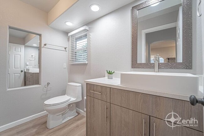 Building Photo - 2541 SW 6th Ave