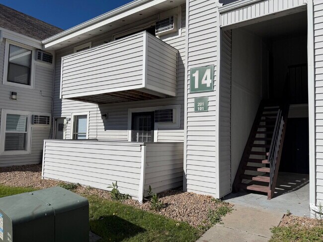 Building Photo - Ground Level 1 Bedroom/1 Bathroom Condo Located In Gated Oak Park Community! (Available Immediately)