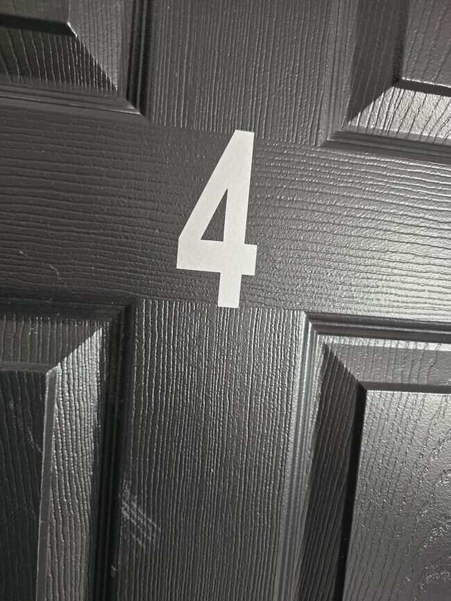 Building Photo - Rooms for Rent – Furnished, Lockable, & Private Backyard! 6 Spots Open.