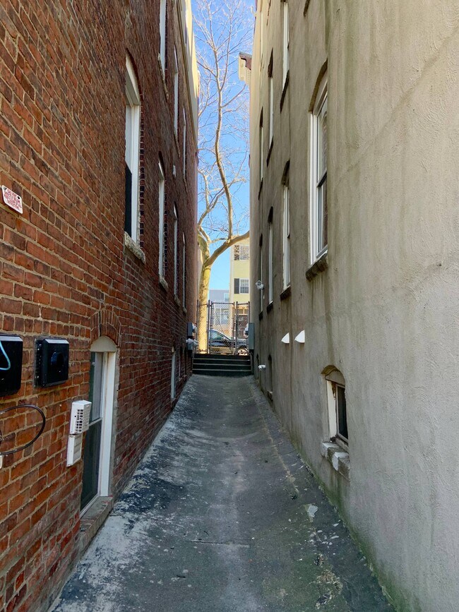 Building Photo - 326 Chelsea St