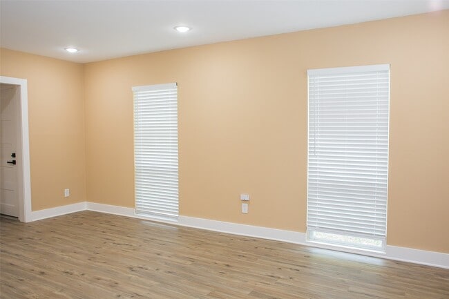 Building Photo - 2301 Albans Rd