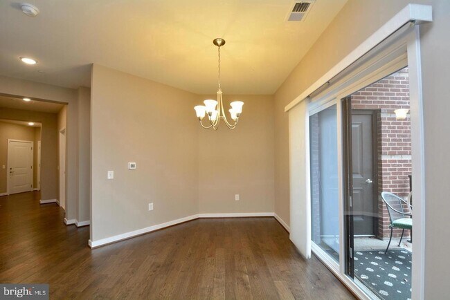 Building Photo - 3989 Norton Pl