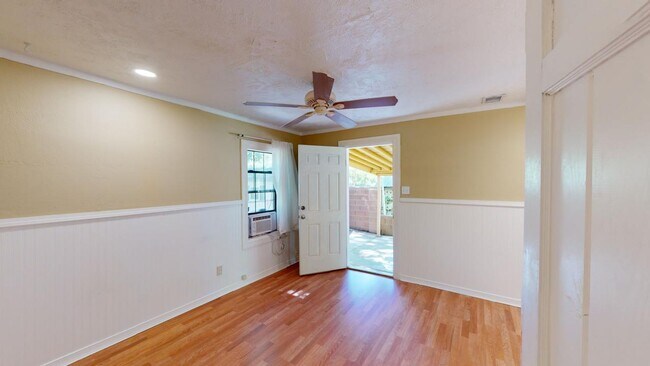 Building Photo - 605 Encino St