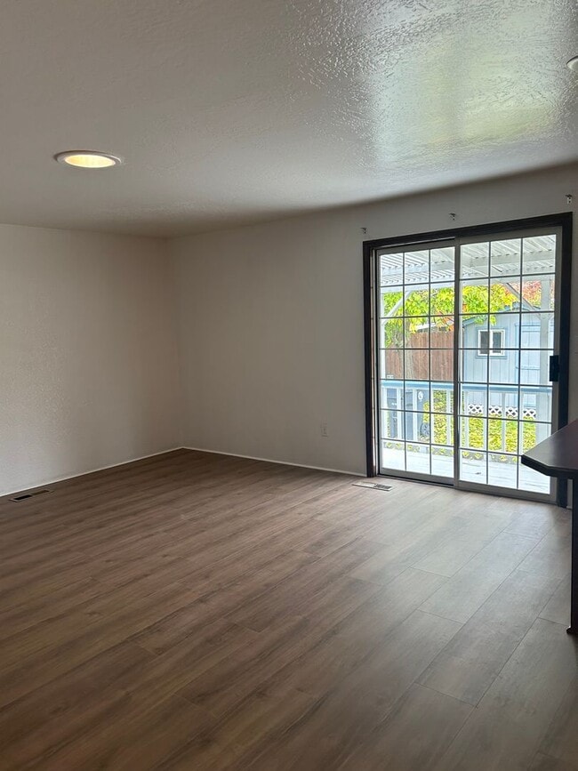 Building Photo - 3 Bedroom 2 Bath Single Family Home