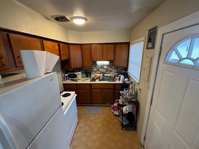 Building Photo - Large 7 bedroom house with 2 kitchens