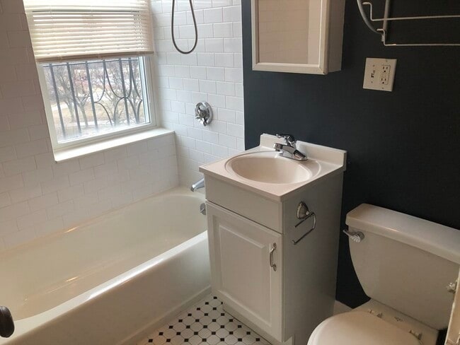 Building Photo - 85 Park Dr