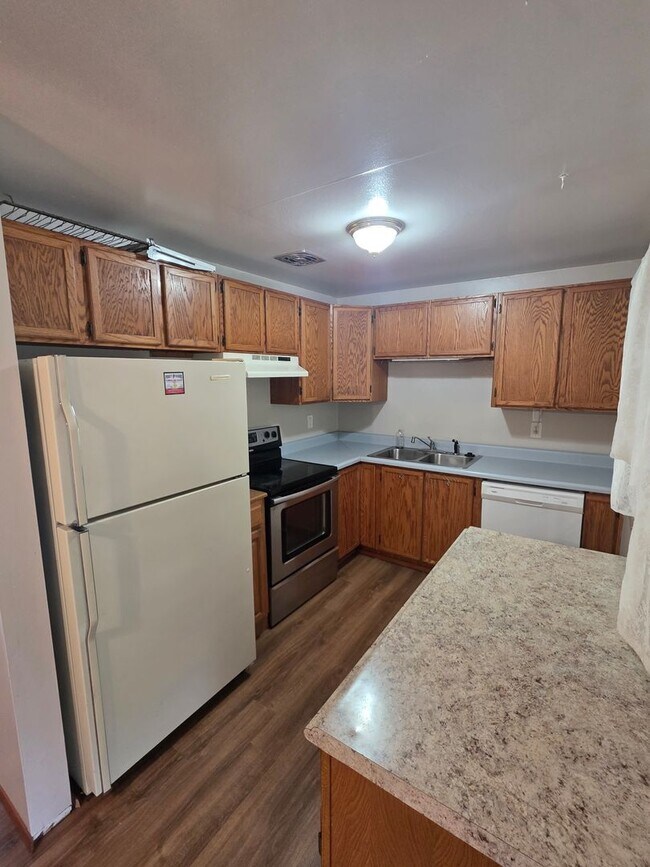 Building Photo - NE Tacoma "Retro" Rambler home - 3 bedroom plus den with 1 bathroom, 2 car garage, AC units - Ava...