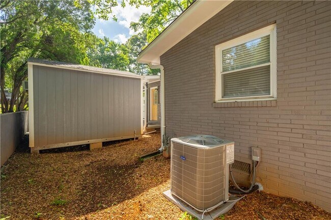Building Photo - 3860 Carlton Dr