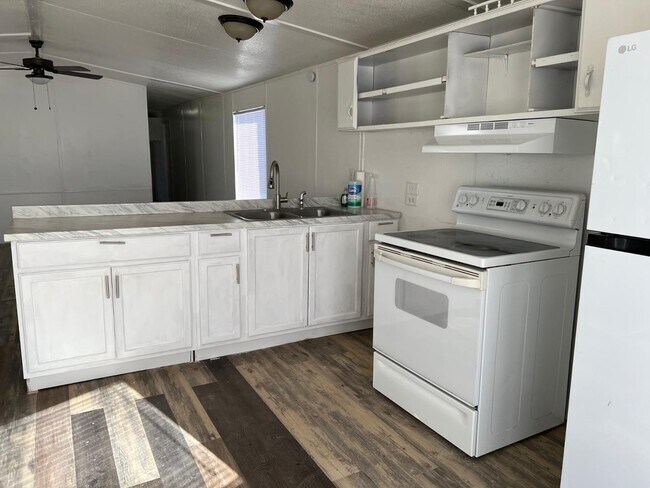 Building Photo - 5811 N Fuchsia St