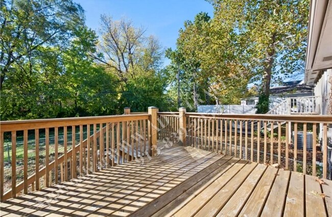 Building Photo - Adorable 3 Bed 2 Bath Duplex in Olathe-Available NOW!!