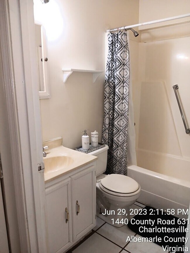 Building Photo - Fully Furnished 1 bedroom / Garden Apartment / Utilities included Travel Nurse Special