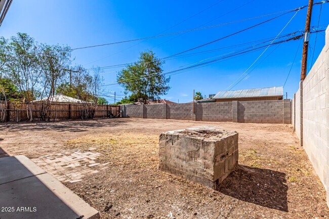 Building Photo - 1238 E Vine Ave