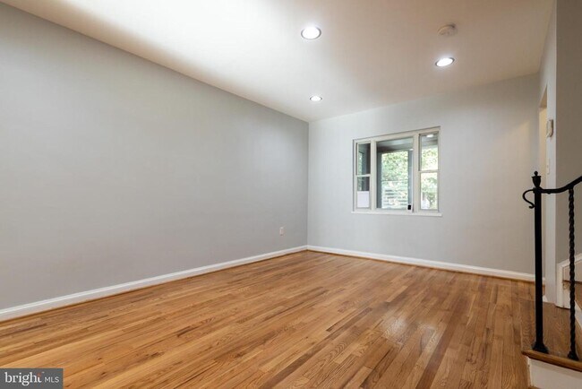 Building Photo - 306 35th St NE