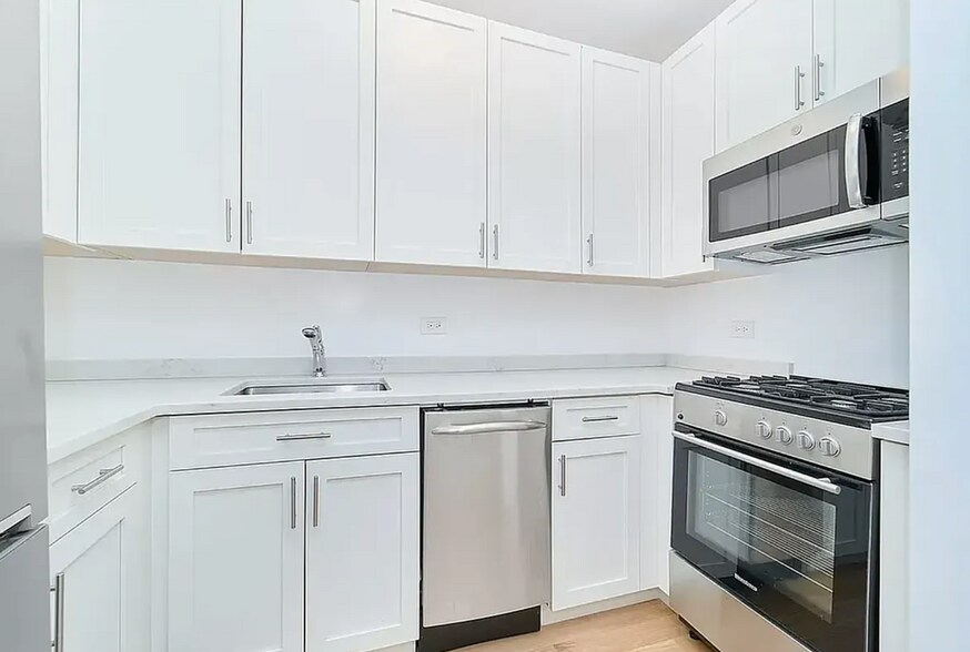 Building Photo - 248 E 68th St