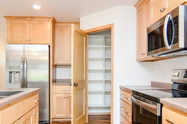 Building Photo - 2220 Blue Stem Ln