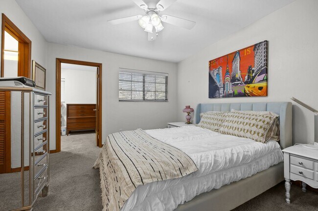 Building Photo - this well-maintained townhome features 2 bedrooms and 2 bathrooms