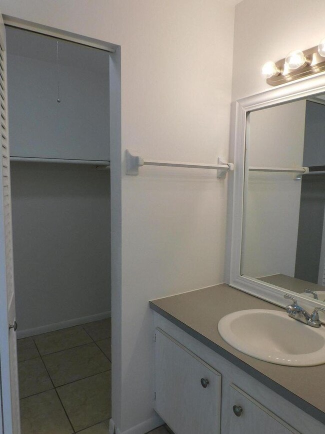 Building Photo - 640 SE 2nd Ave