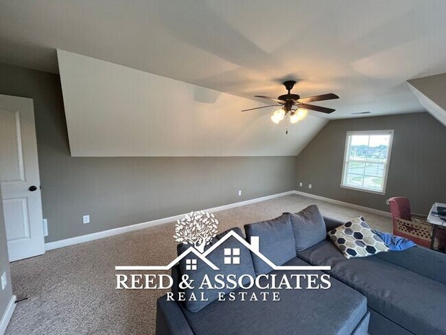 Building Photo - 4 Bedroom Arlington Home with a Lakeside Lot