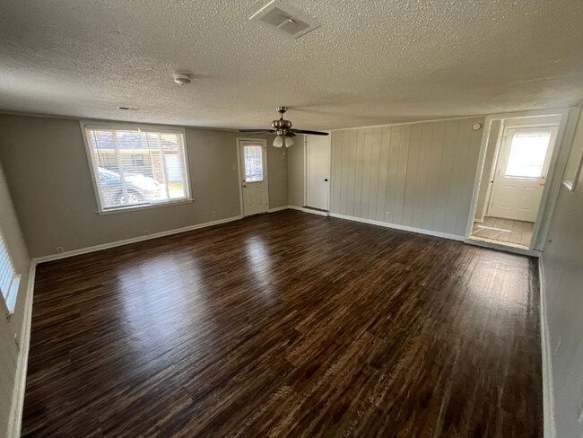 Building Photo - Spacious 4BR/2BA Memphis Home | 1,913 Sq Ft, Hardwood Floors, Brick Fireplace & Fenced Yard