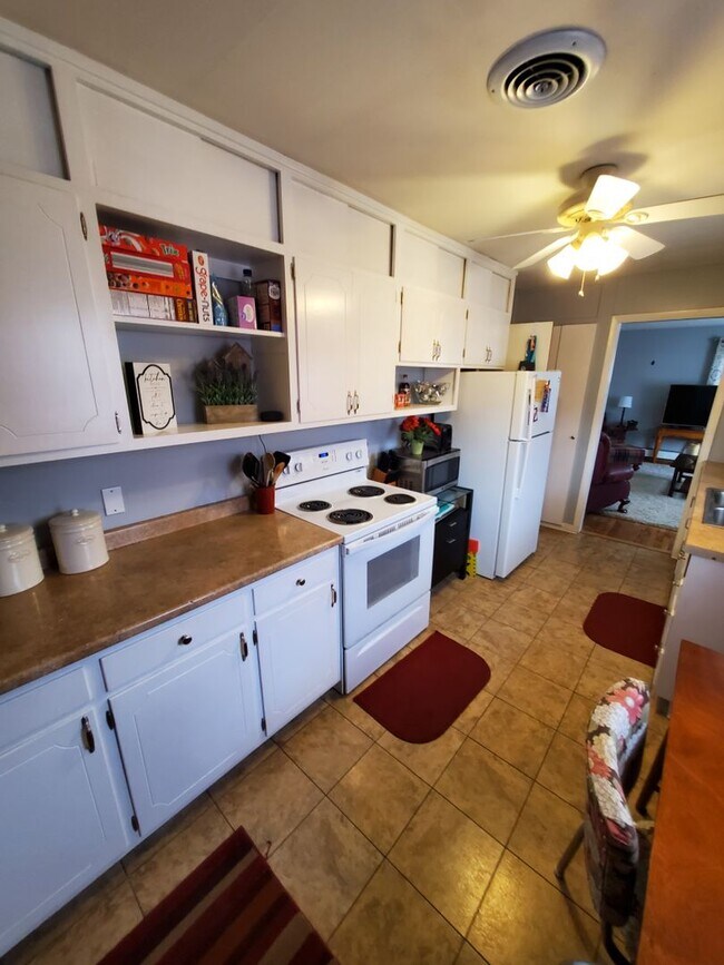 Building Photo - Immaculate 3BR home near parks and trails, eateries and quick highway access