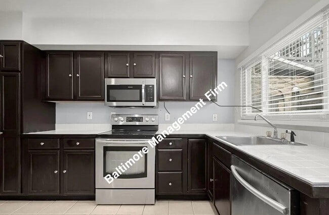 Building Photo - 805 S Decker Ave