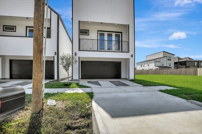 Building Photo - 3630 Amos St